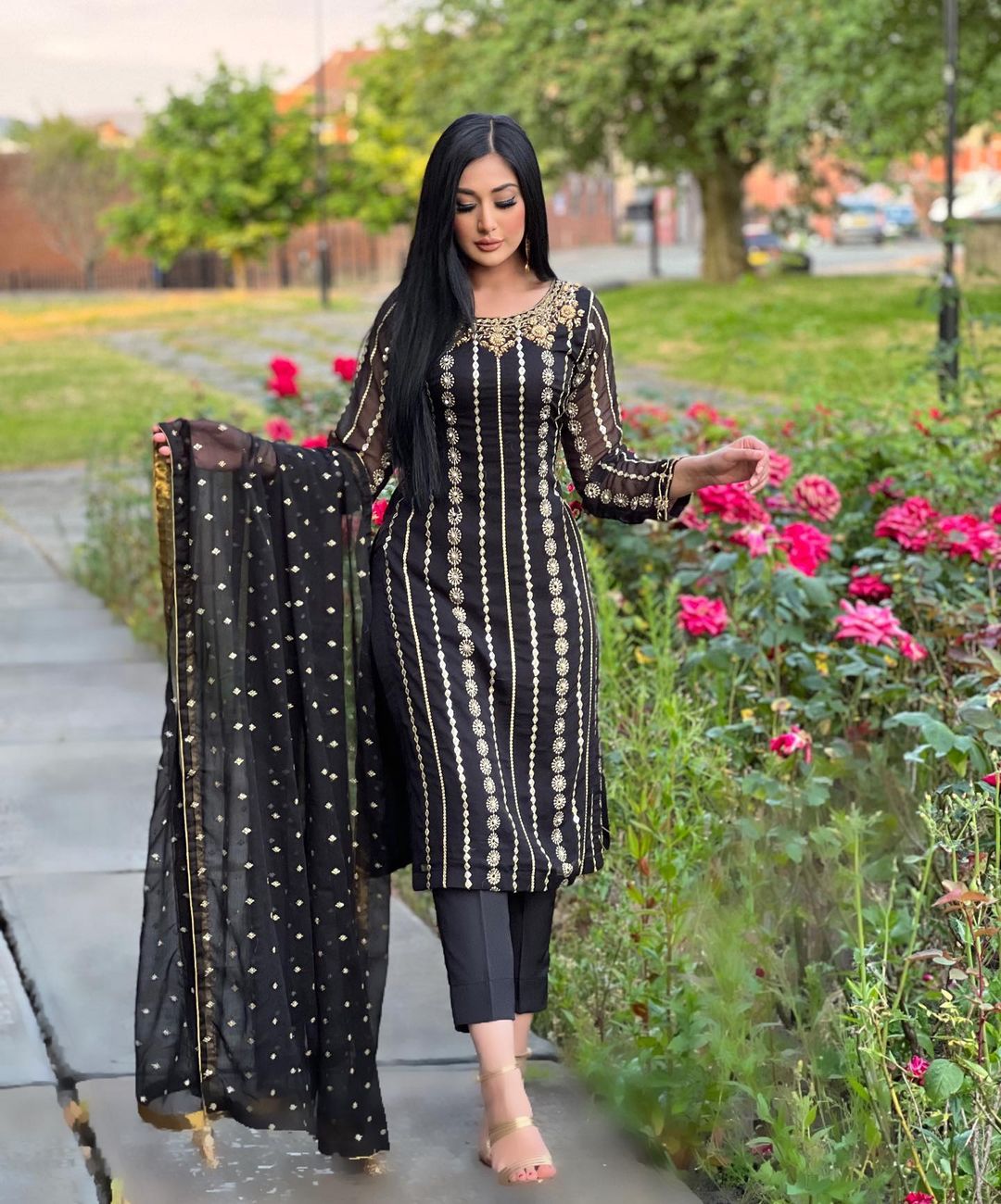 Salwar Suit
Women Salwar Suit 
Black Suit 
Party Wear Suit 
Georgette Suit 